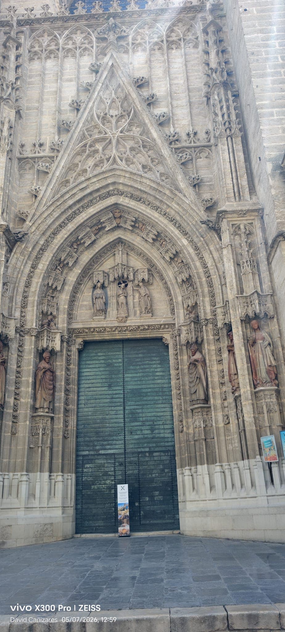 Detalle de una portada de la Catedral de Sevilla